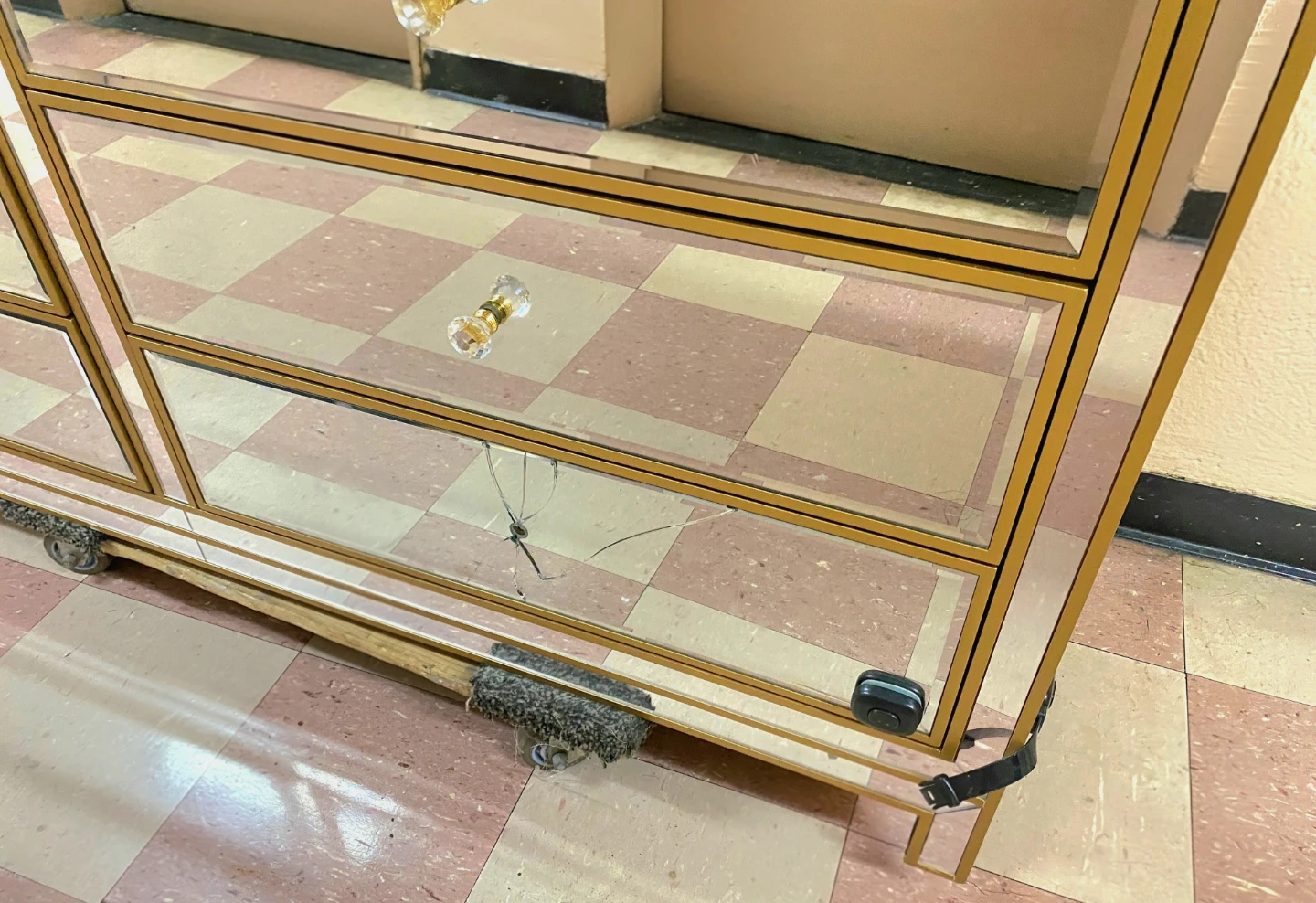 Elegant 6-Drawer Mirrored Cabinet in Gold - photo 4