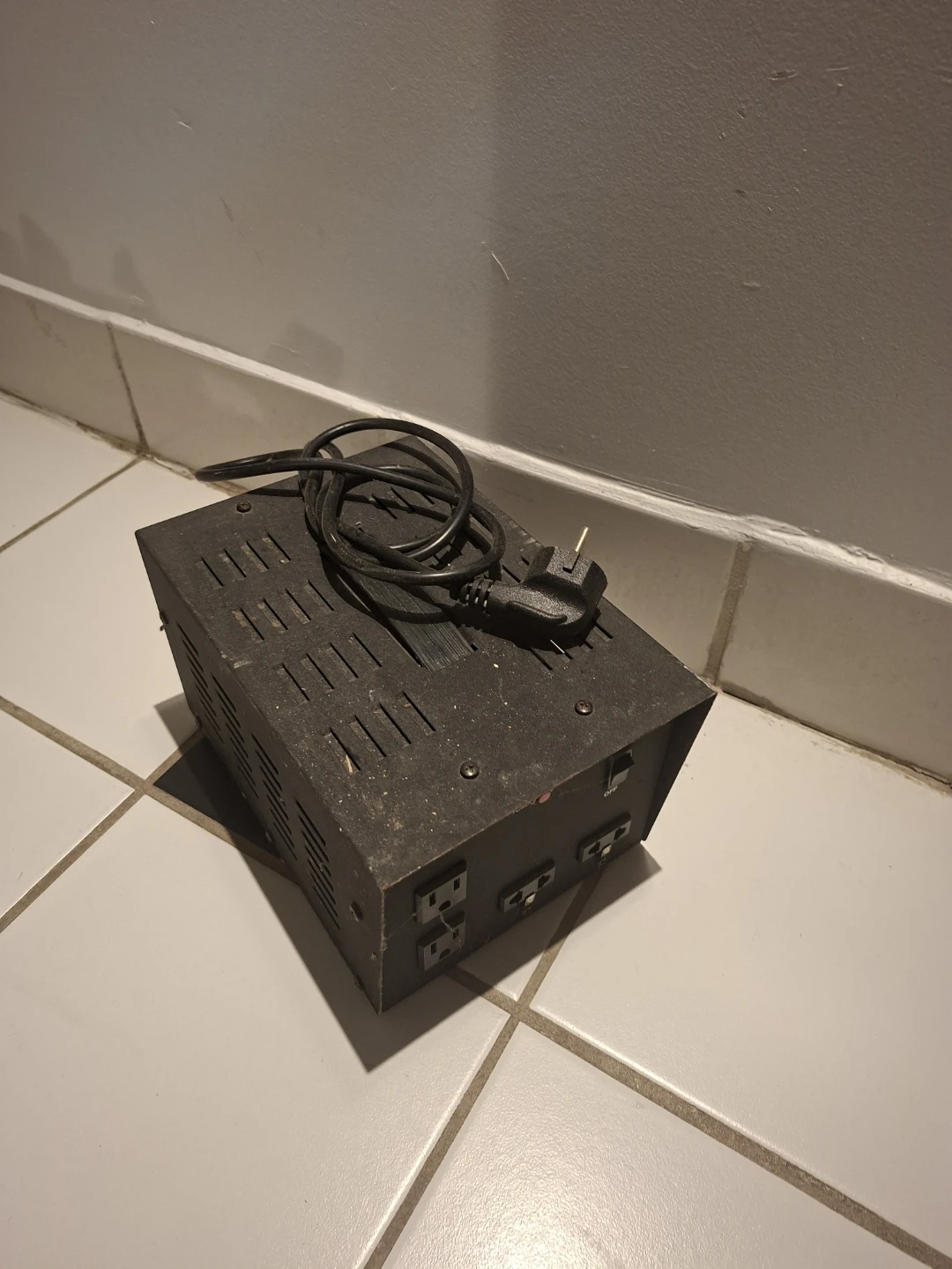 Chateau HD-1500 Up/Down Voltage Converter - photo 2