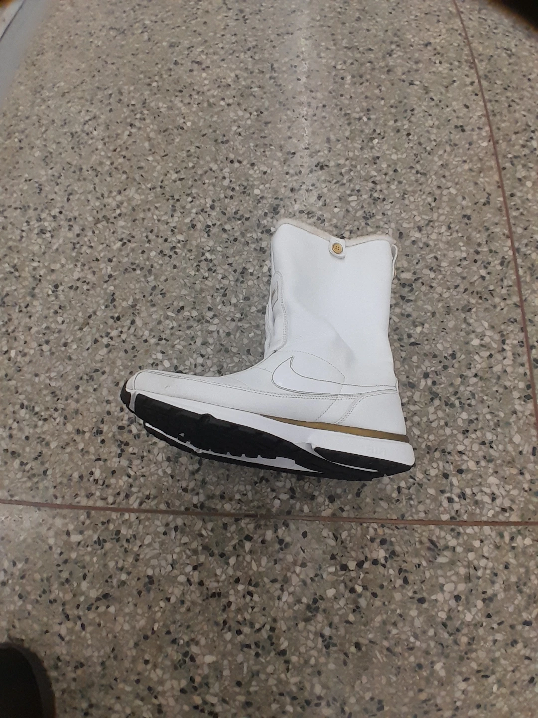 Nike Women's White Winter Boots Size 10 - photo 2