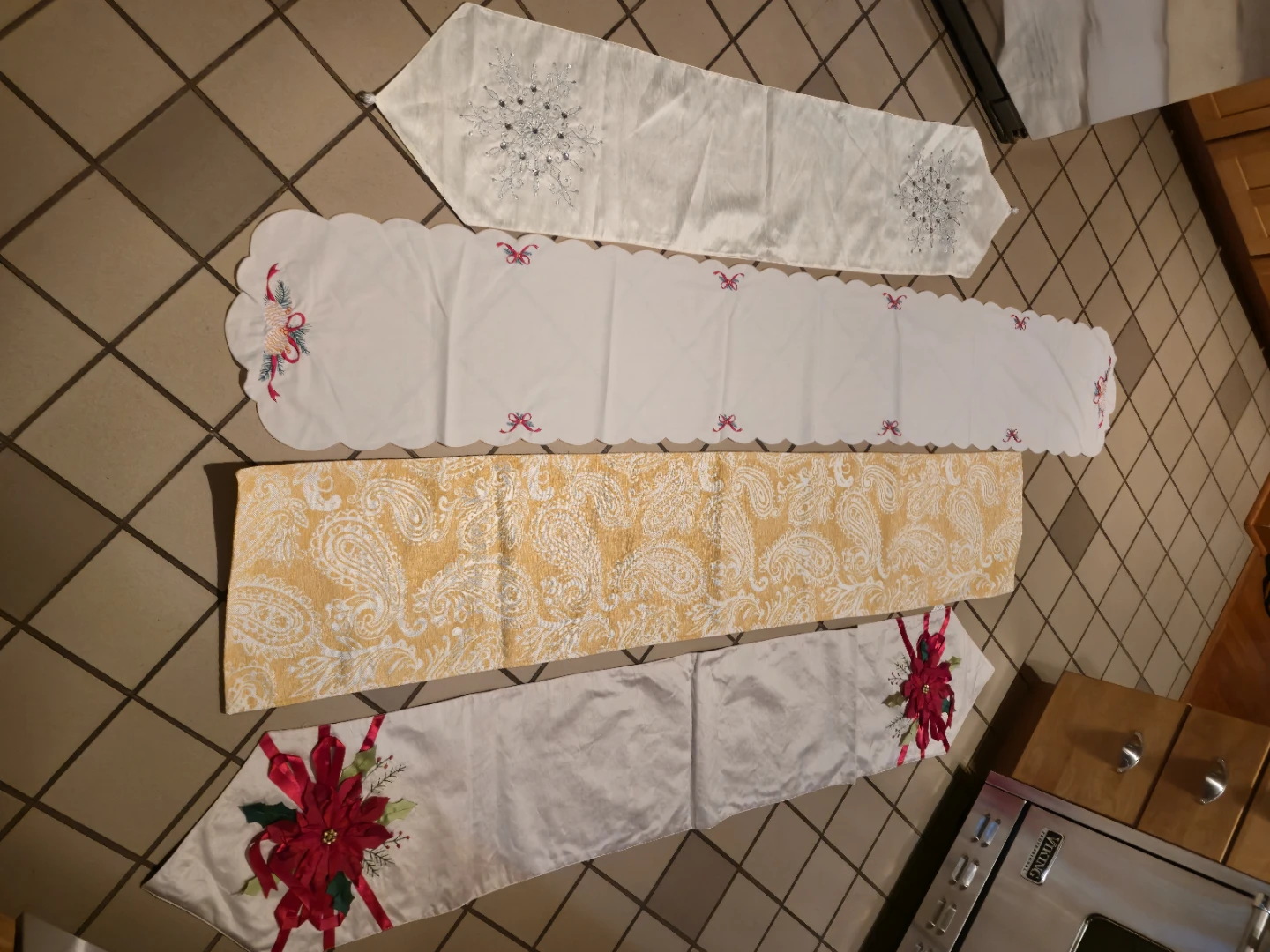 70 Pc Table Linen Lot – Placemats, Runners, Napkins & Holiday