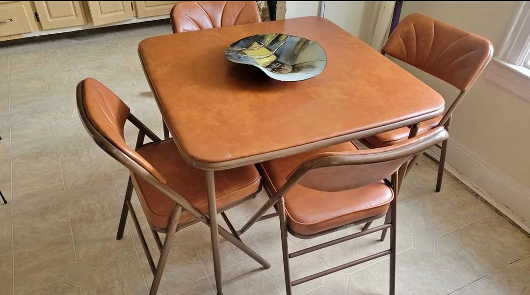 Dining table w 4 chairs great condition