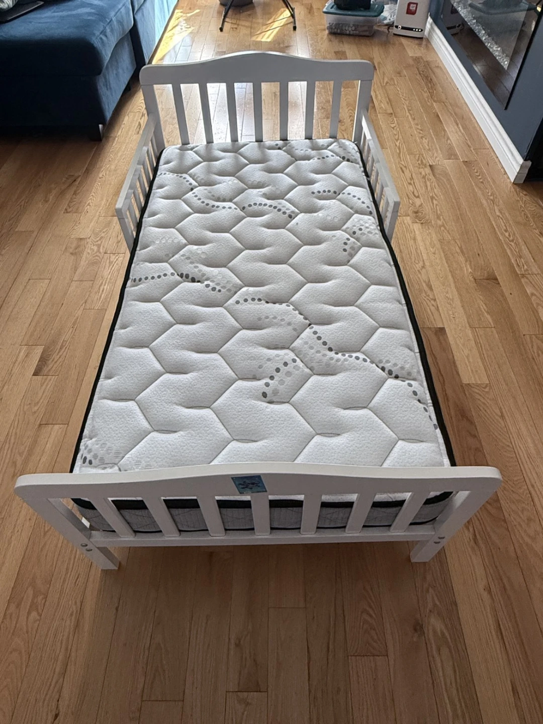 Bed frame and mattress - photo 4