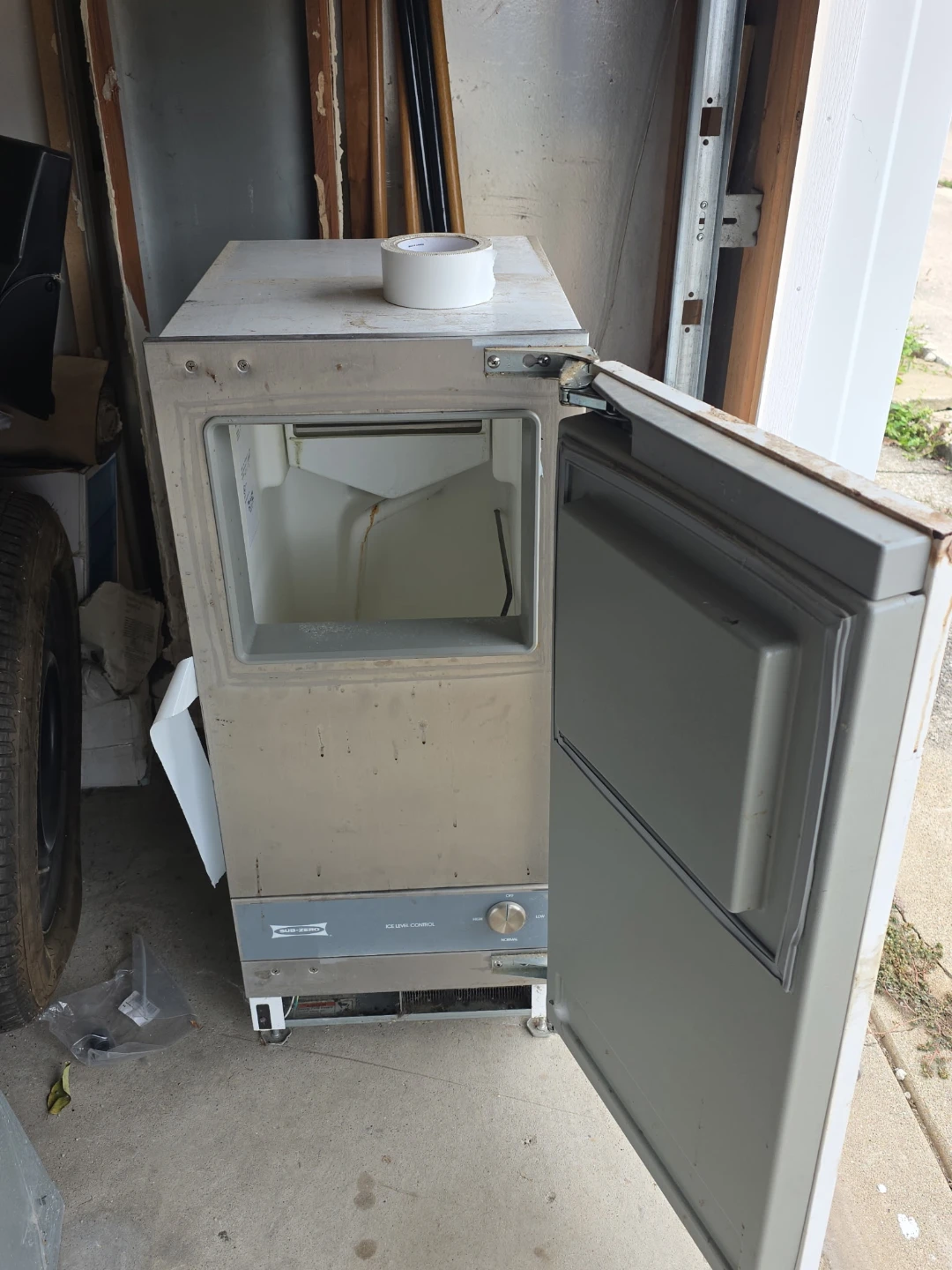 Sub-Zero Ice Maker - photo 2