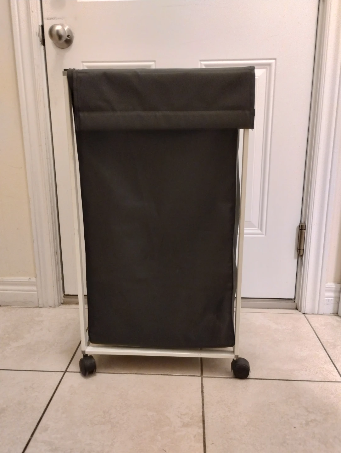 TALL LAUNDRY HAMPER ON WHEELS WITH REMOVABLE COVER