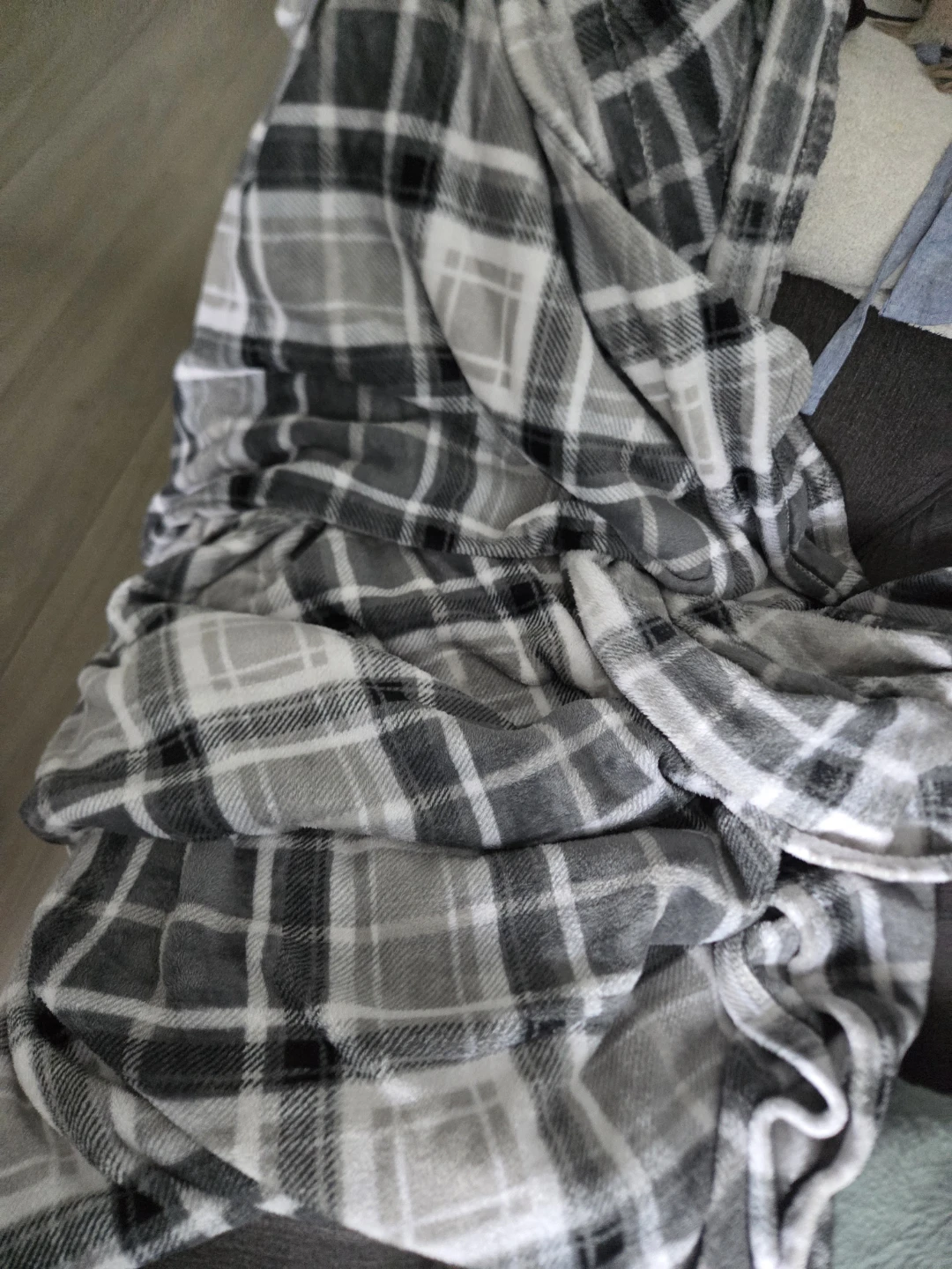 Grey and White Plaid Fleece Throw Blanket - photo 4