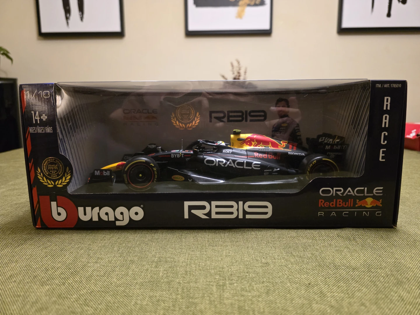 Bburago Oracle Red Bull Racing RB19 1/18 Die-cast Model - photo 2
