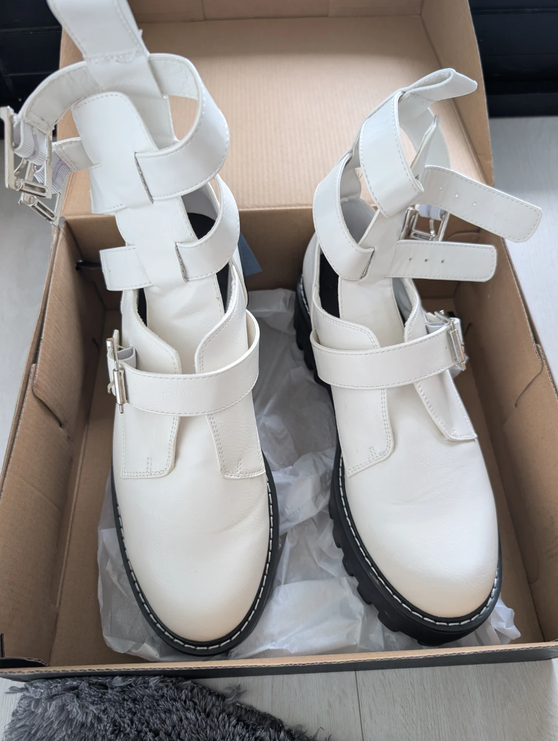 Move out sale: ShoeDazzle white buckle gladiator boots