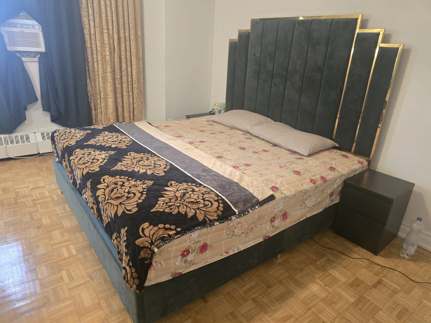 King Bed with Upholstered Headboard & Nightstands – For Sale - photo 2