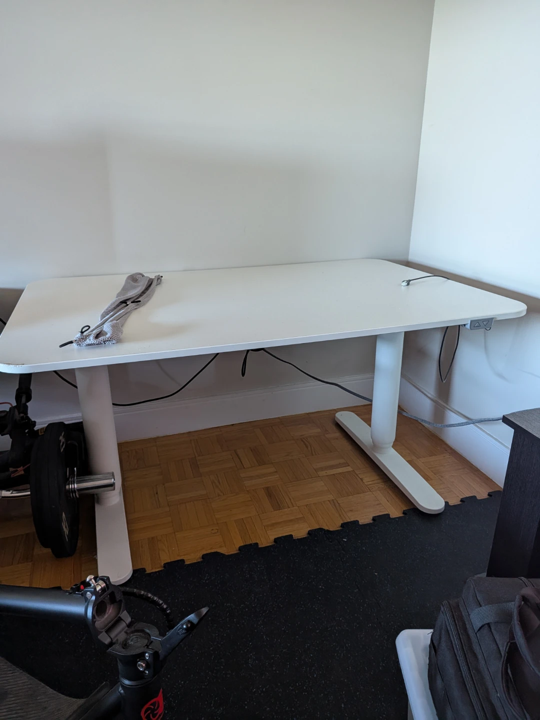 IKEA Bekant White Electric Adjustable Standing Desk