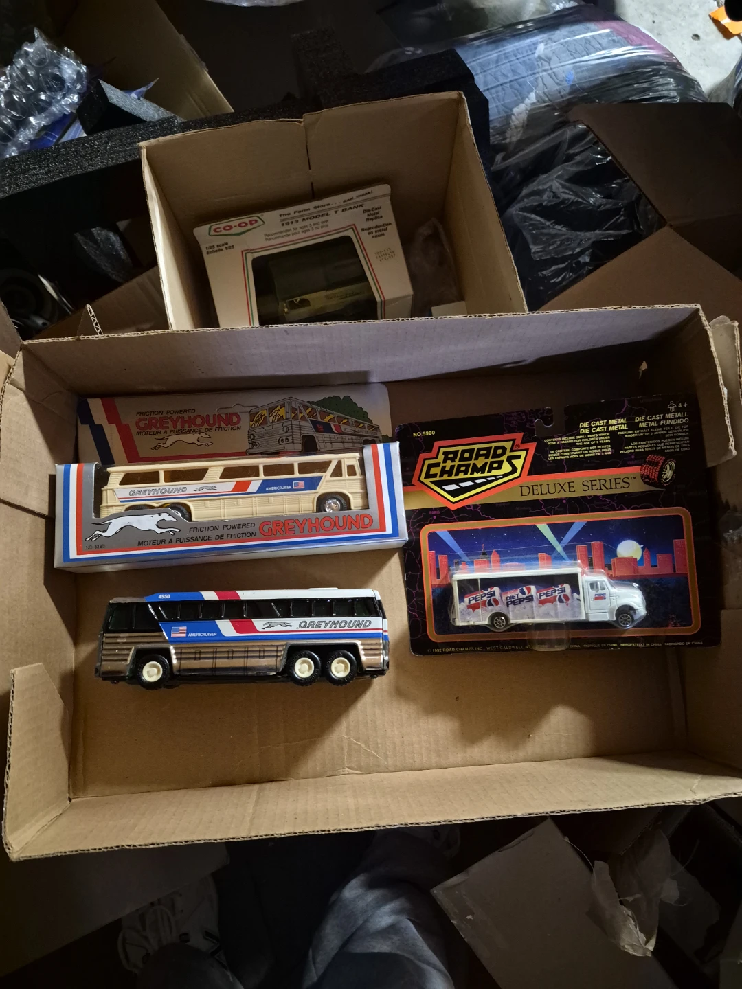 Road Champs and Greyhound Toy Bus Collection