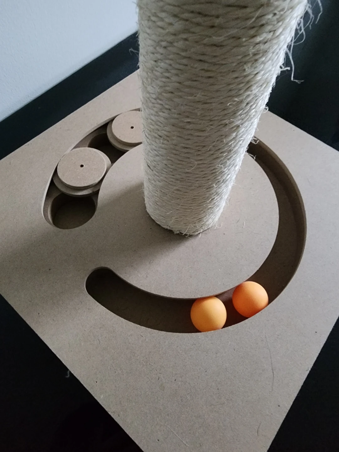 Cat scratching post with built-in toys - photo 3