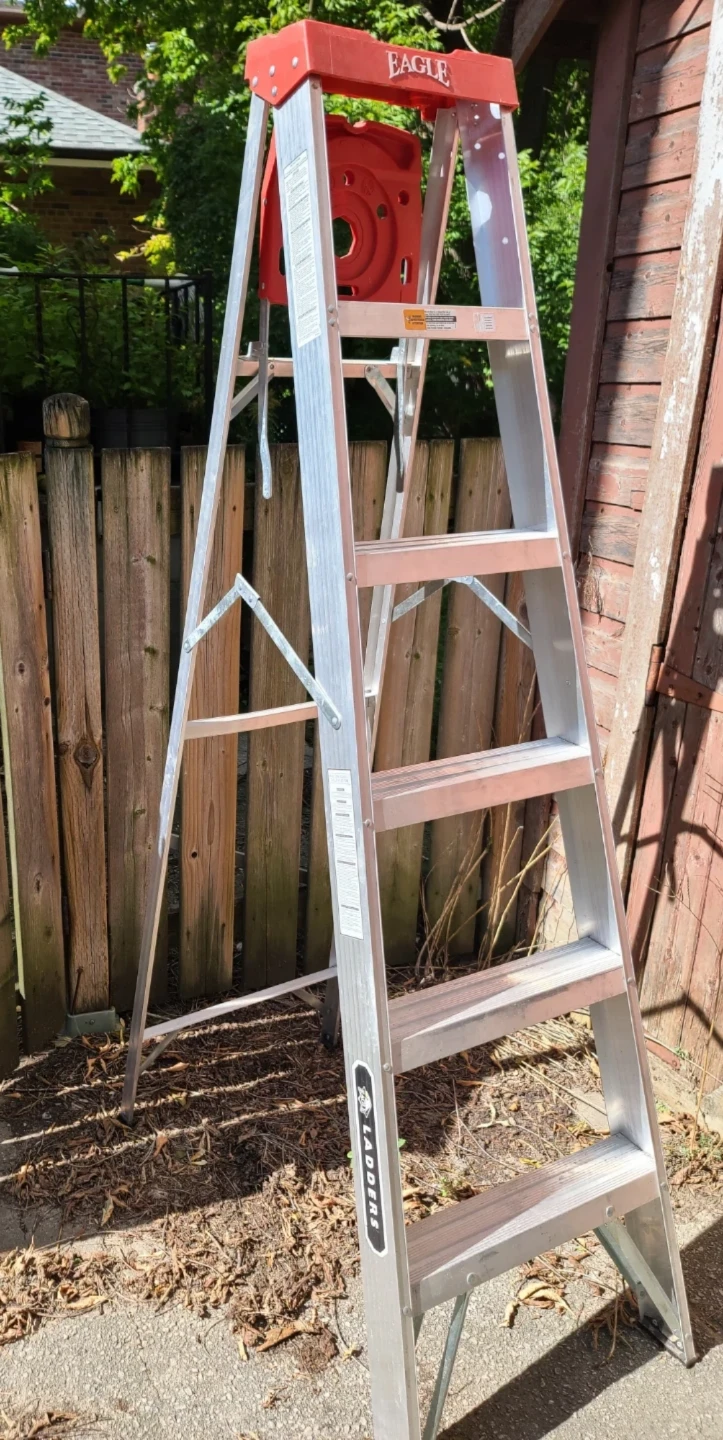 LIKE NEW Eagle 6-ft Aluminum Step Ladder (5 Steps)