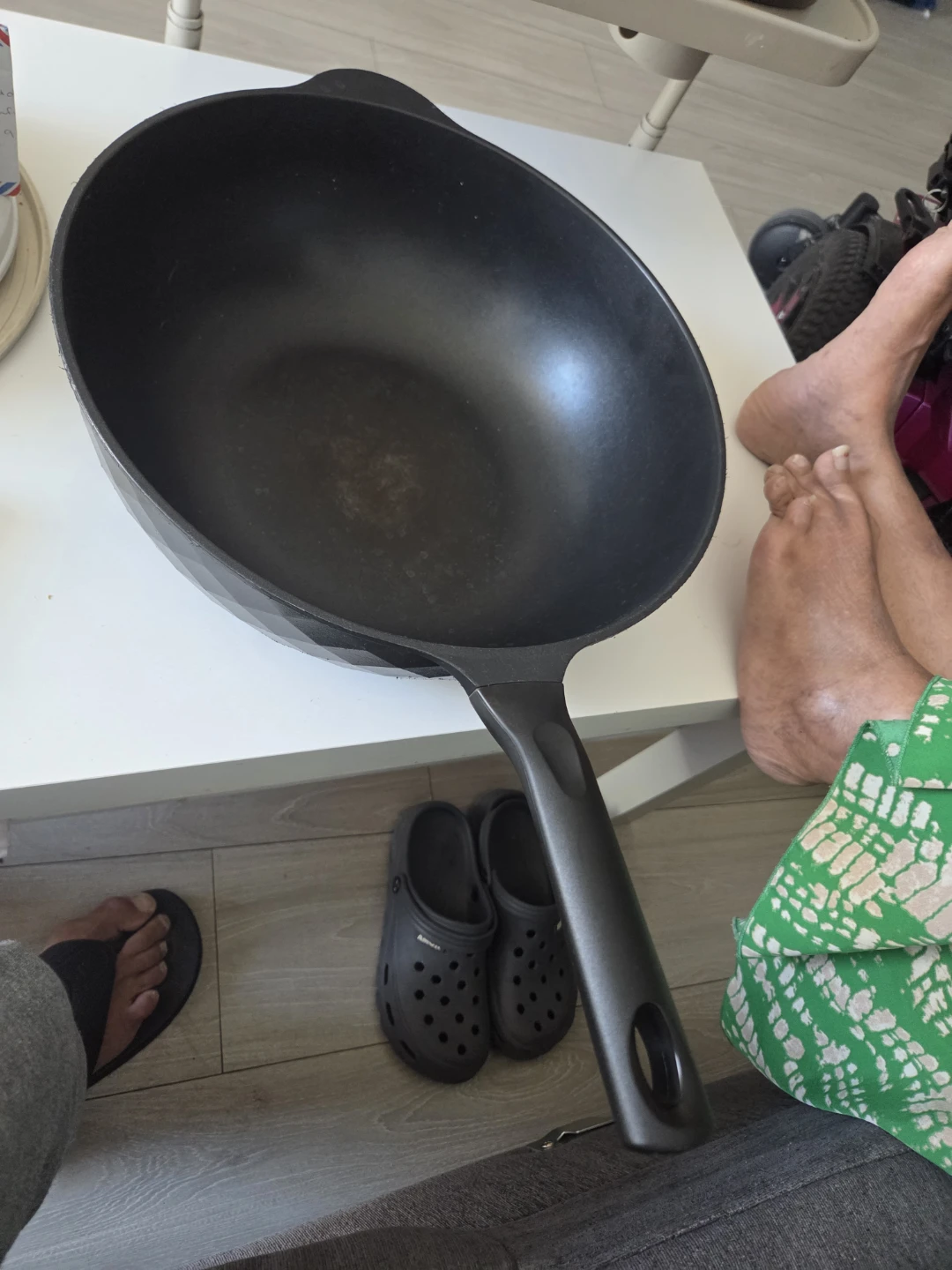 Black non-stick stir fry pan