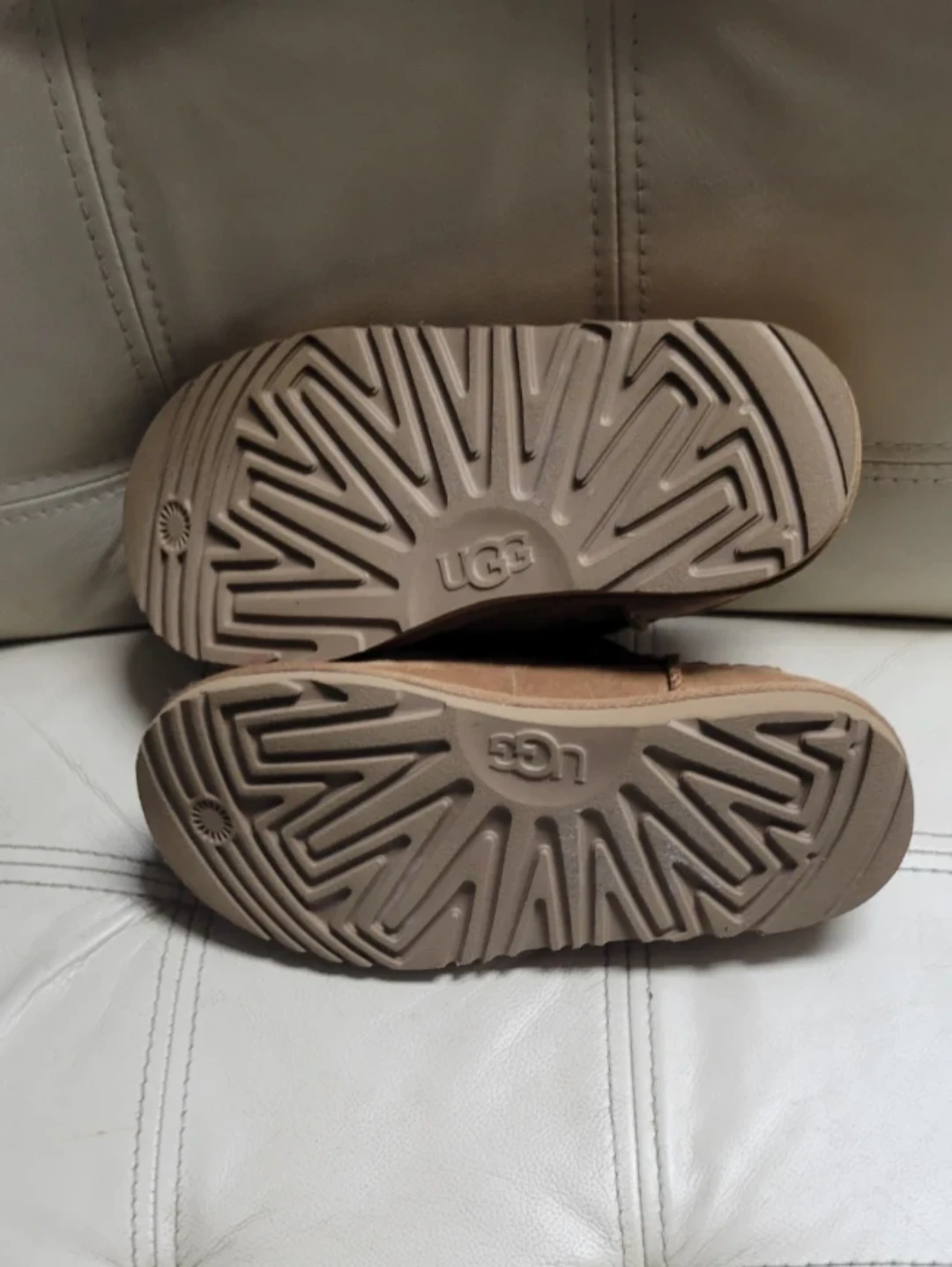 UGG slip  on  Slippers Chestnut sz 4 kids/ 6 women's - photo 3