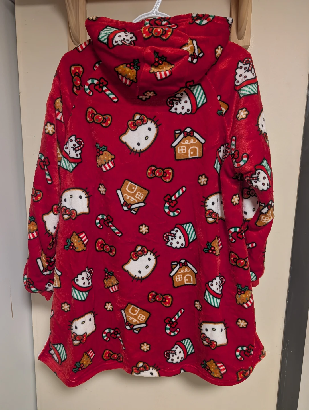 NEW Hello Kitty Holiday Hooded Blanket Hoodie Kids Size M/L - photo 3