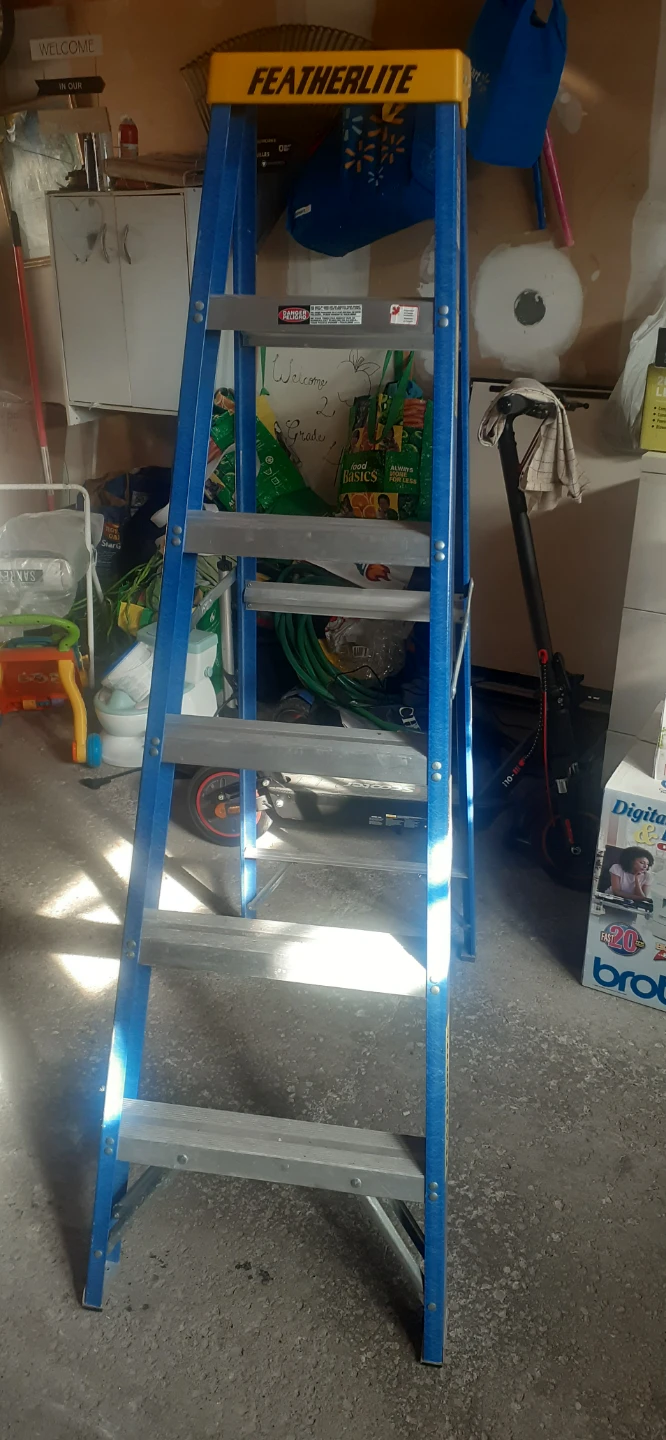 Lught weight 6-Foot Fibreglass Step Ladder - photo 2