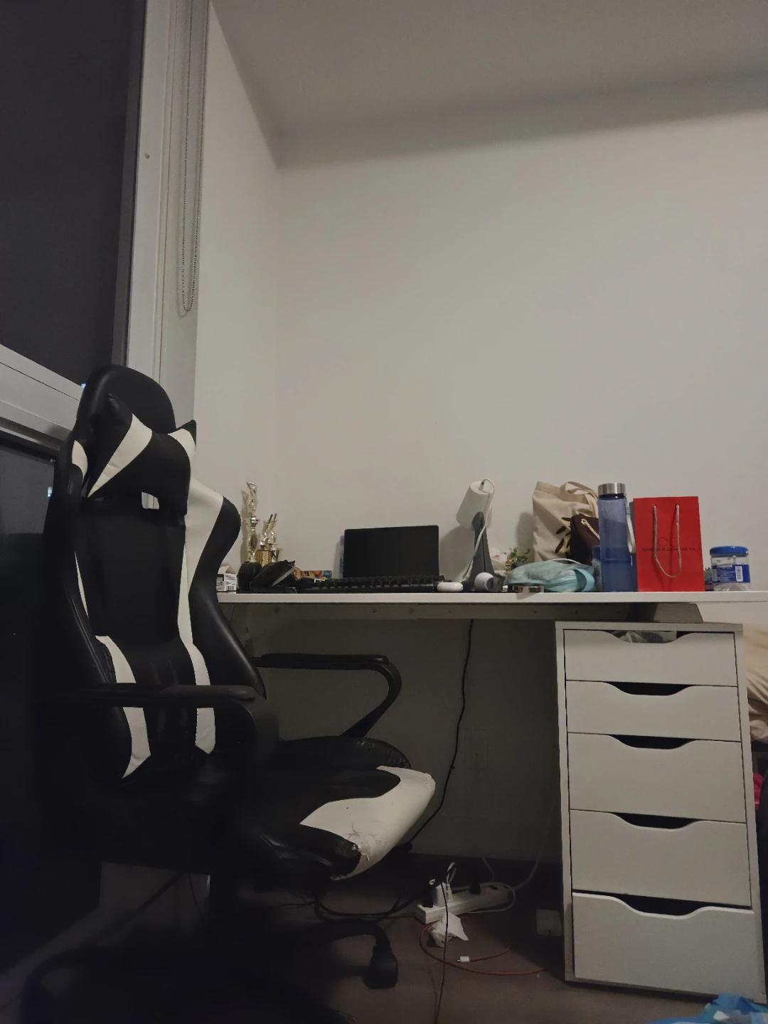 Black and white gaming chair and 5 drawers table - photo 2