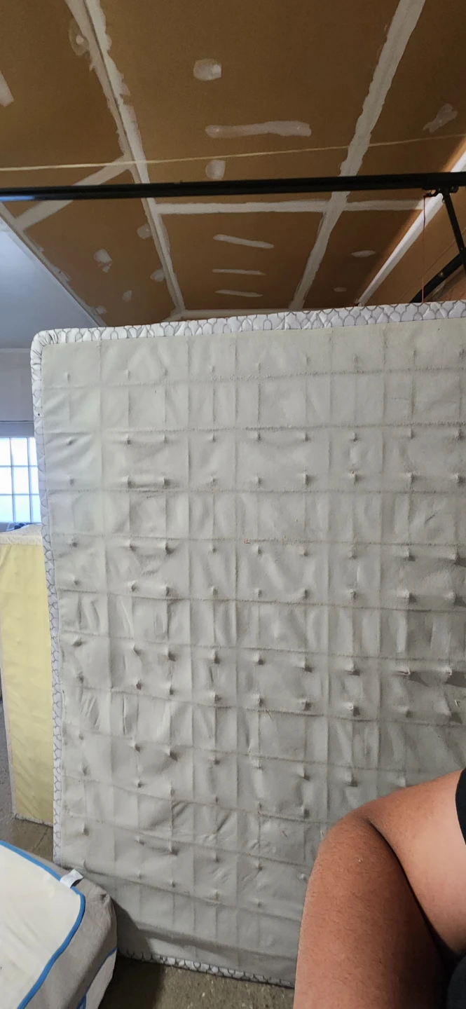 One queen bed and two box springs - photo 2