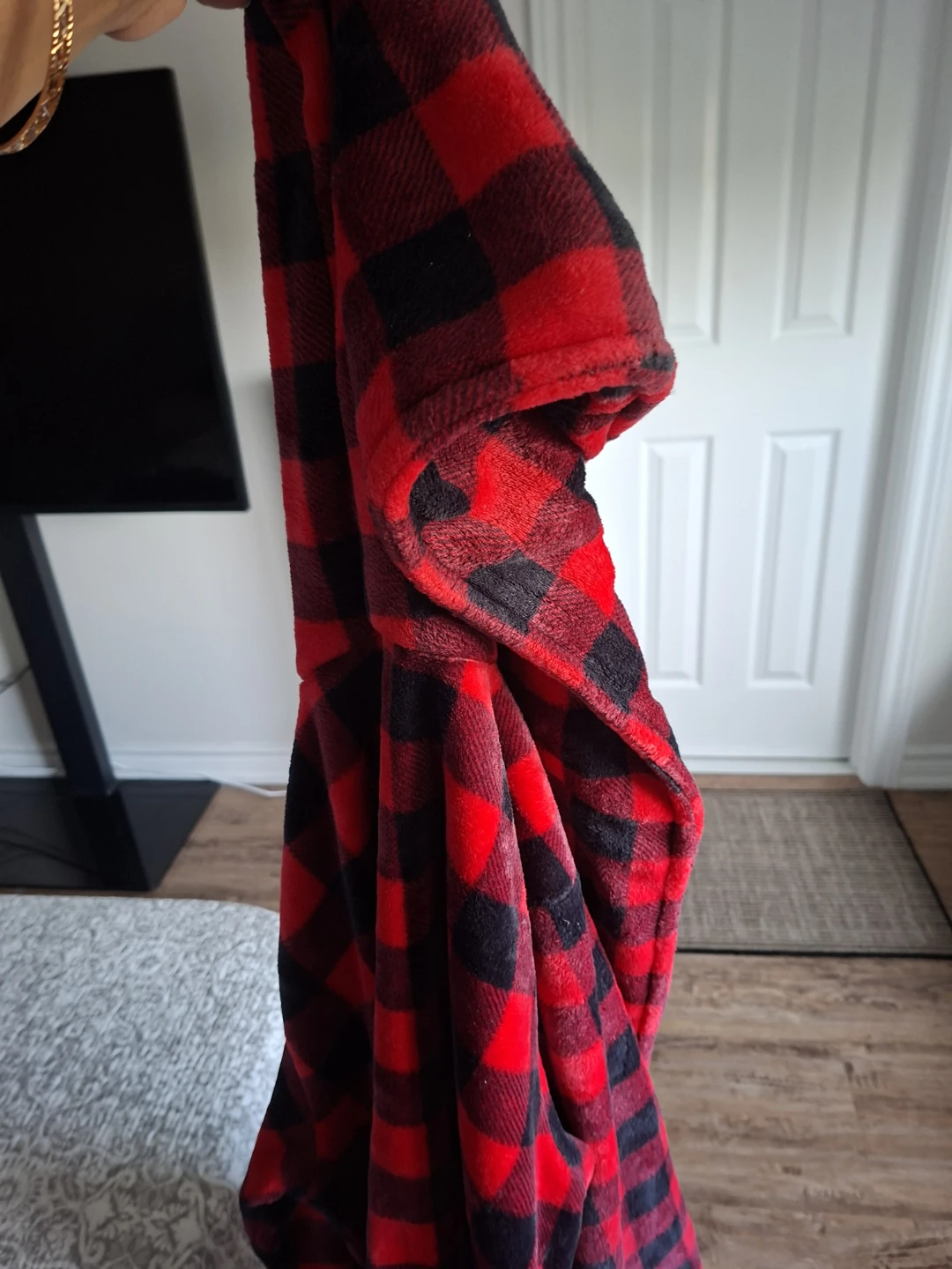 Red and black plaid fleece robe - photo 4