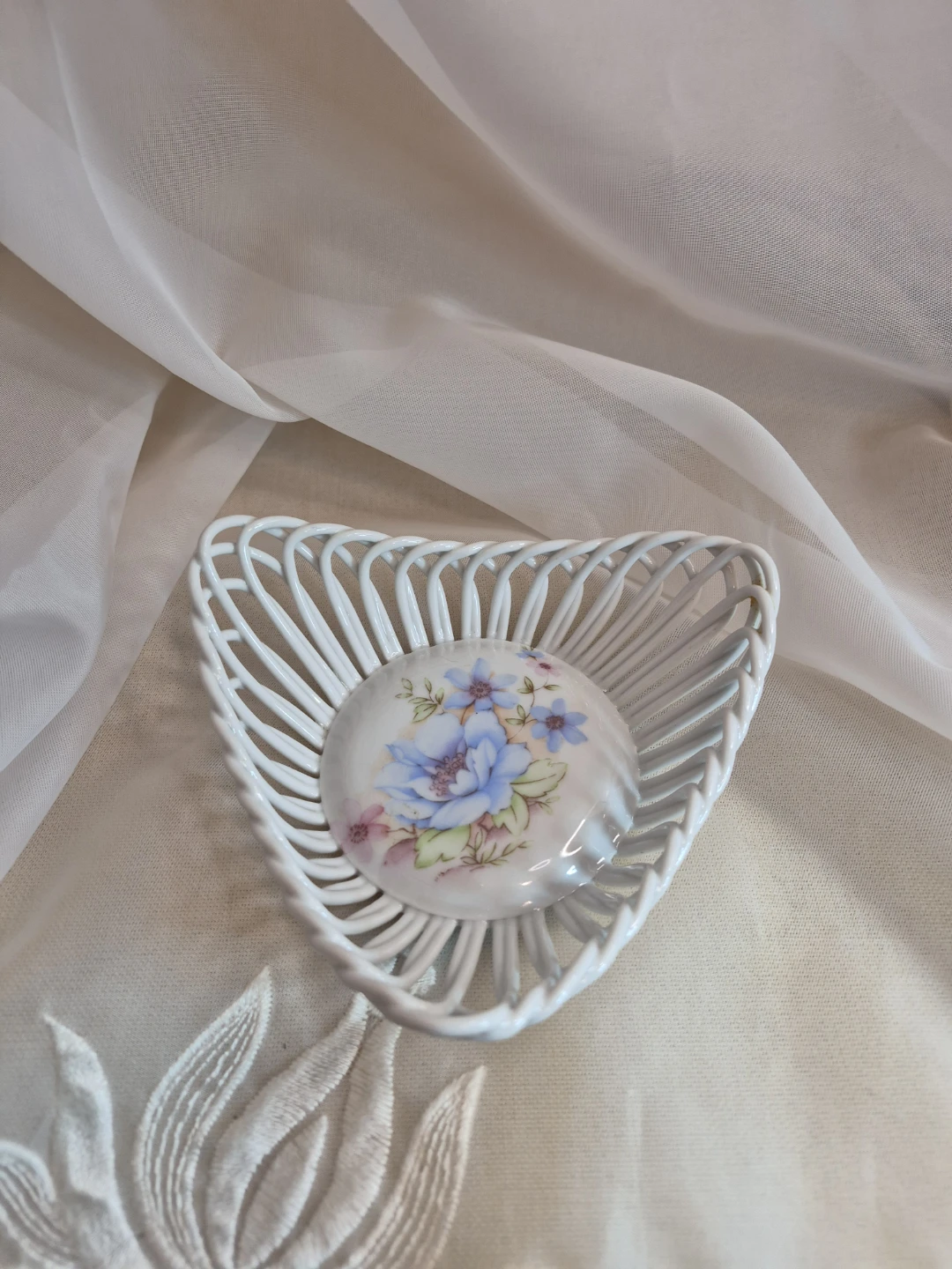 Apulum Triangular Dish, Rope Twist Reticulated Body - photo 3