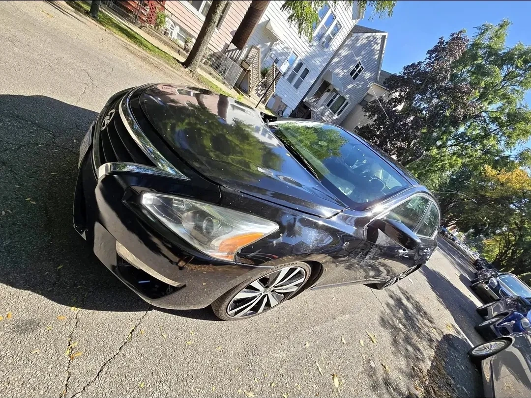 Black Nissan Altima 2014