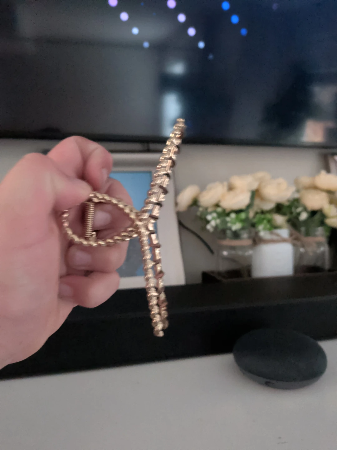 Gold-tone metal claw hair clip