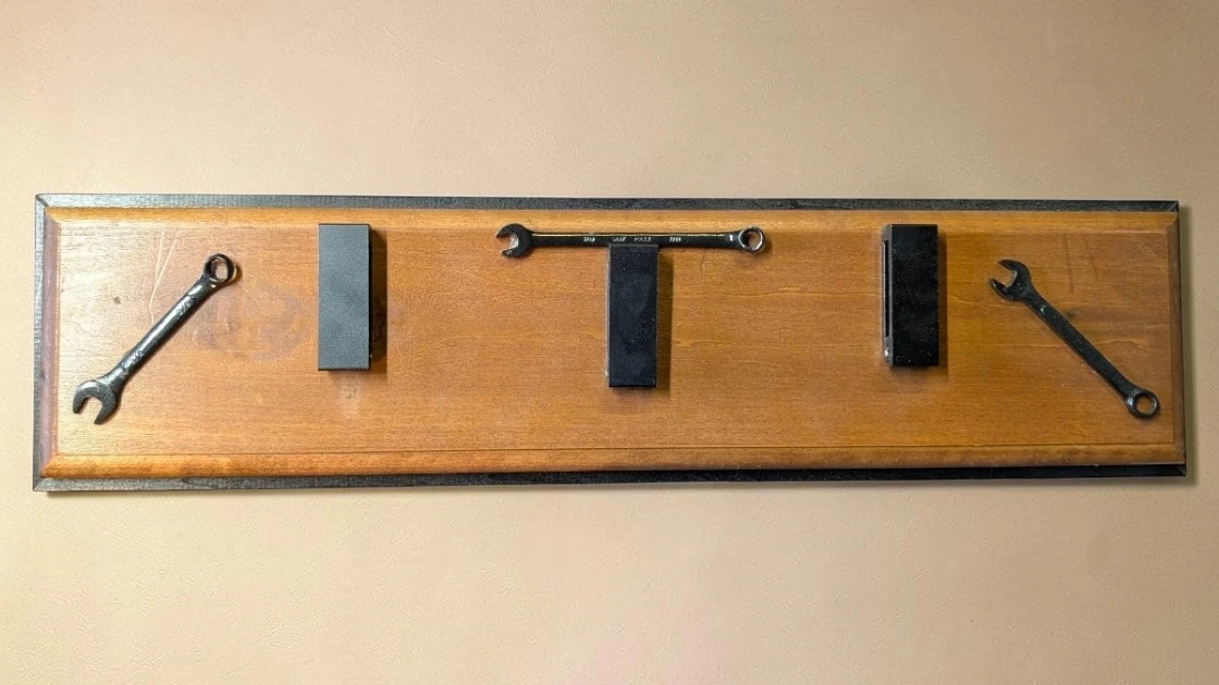 Industrial wrench-themed wall hook rack - photo 3