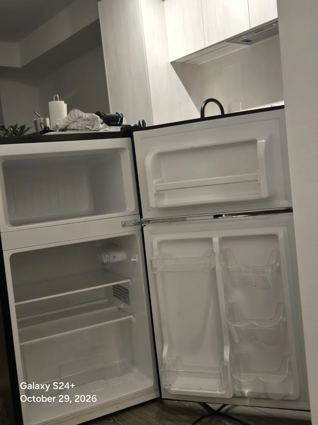 $200 - Black 3.2 Frigidaire Retro Mini Fridge/Freezer - photo 2
