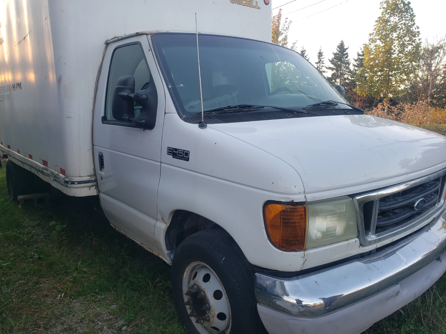 Ford E-450 Super Duty Unicell Box Truck - photo 3