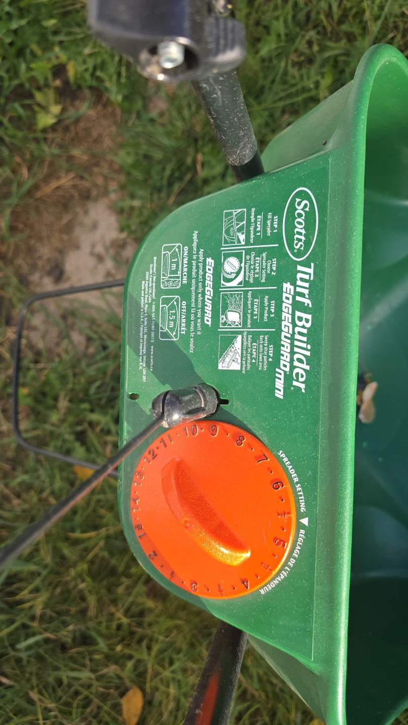 Scotts Turf Builder EdgeGuard Mini Spreader - photo 2