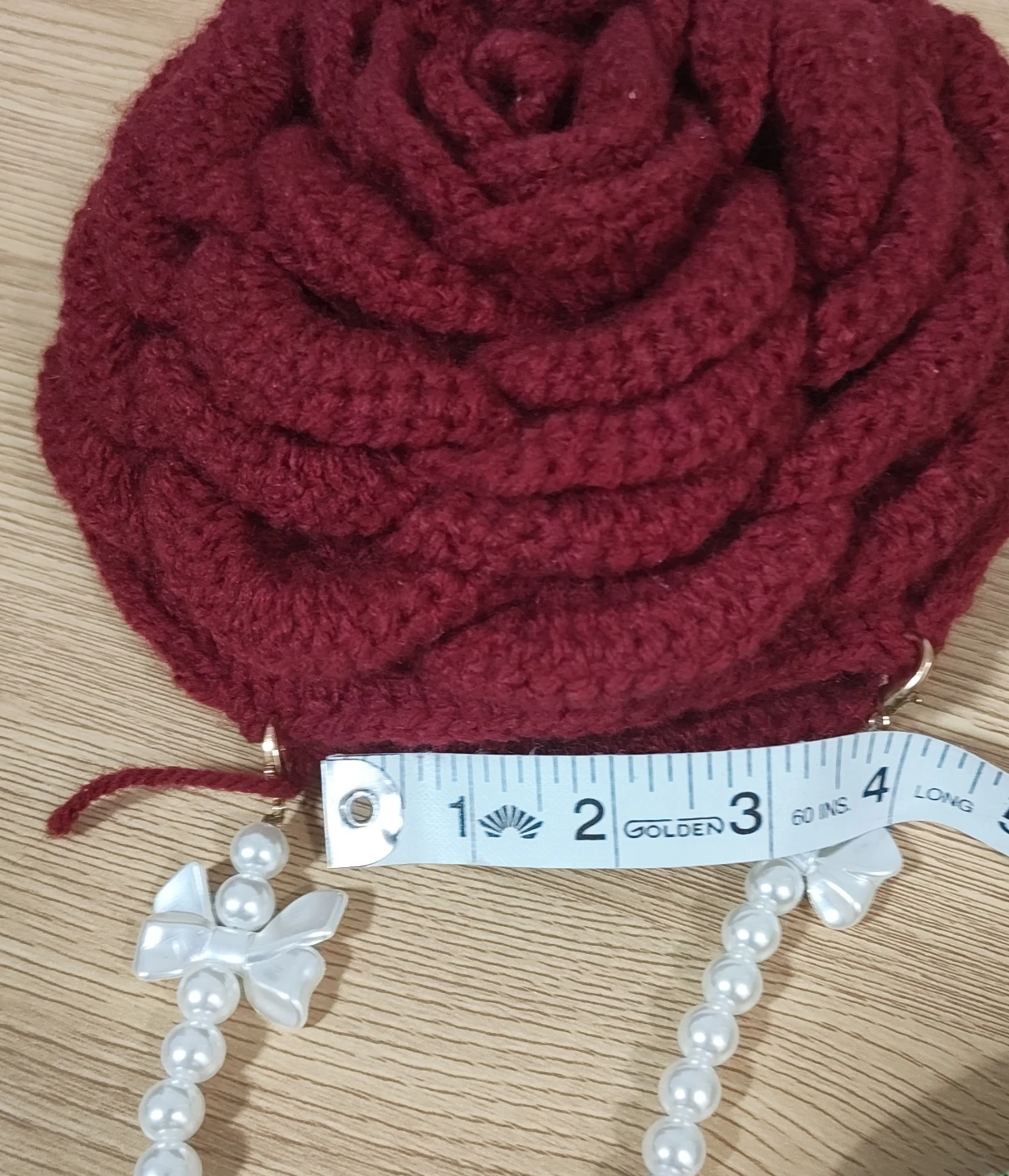 Crocheted rose handbag with pearl strap - photo 3
