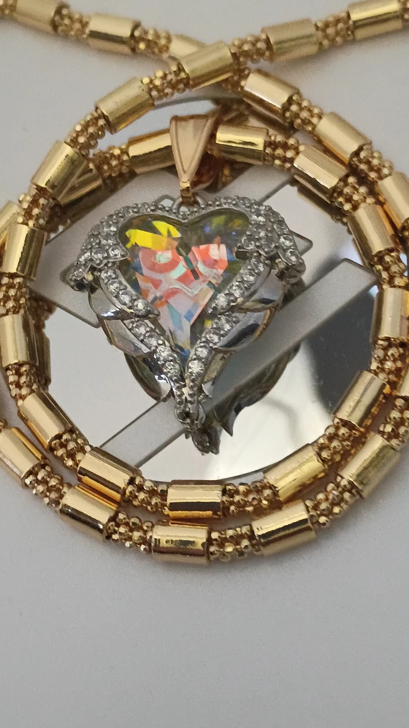 Collar chapado en oro con hermoso corazón