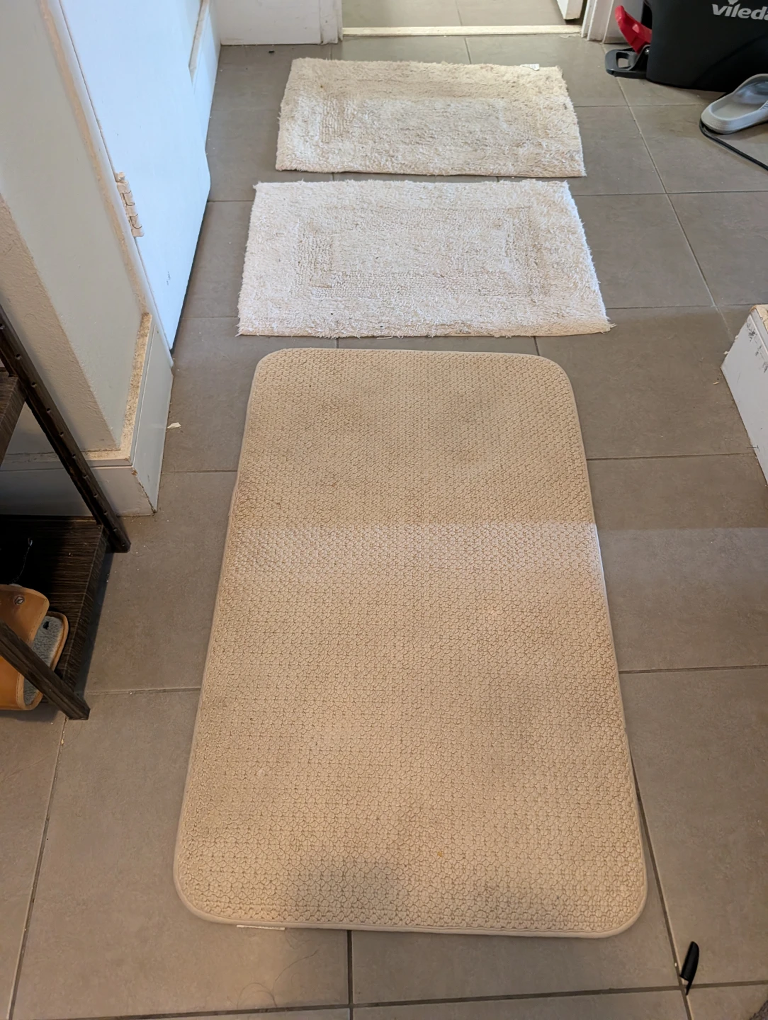 Value $75+  Three Bath mats and one curtain beige -;set. - photo 3
