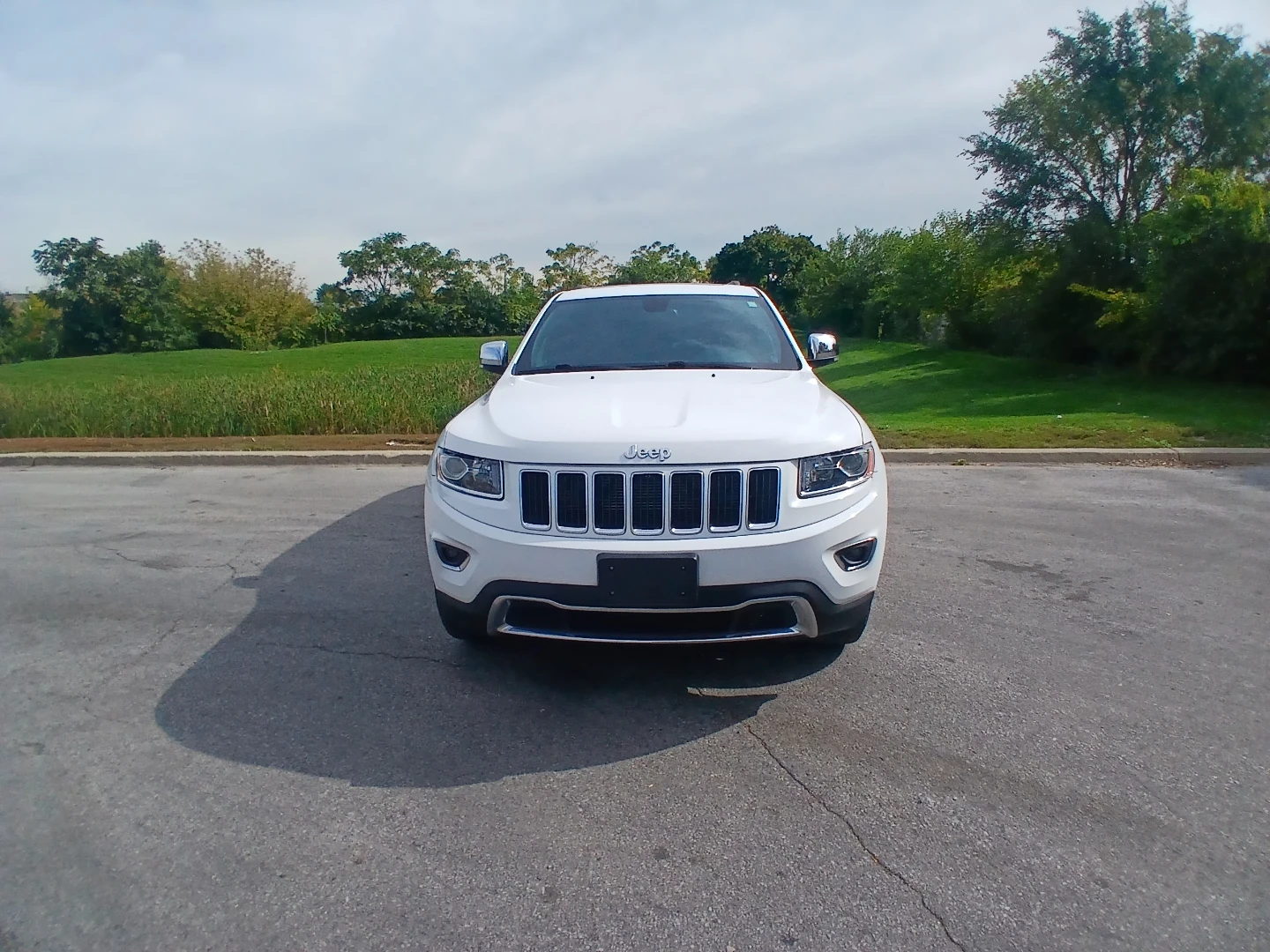White Jeep Grand Cherokee Limited
