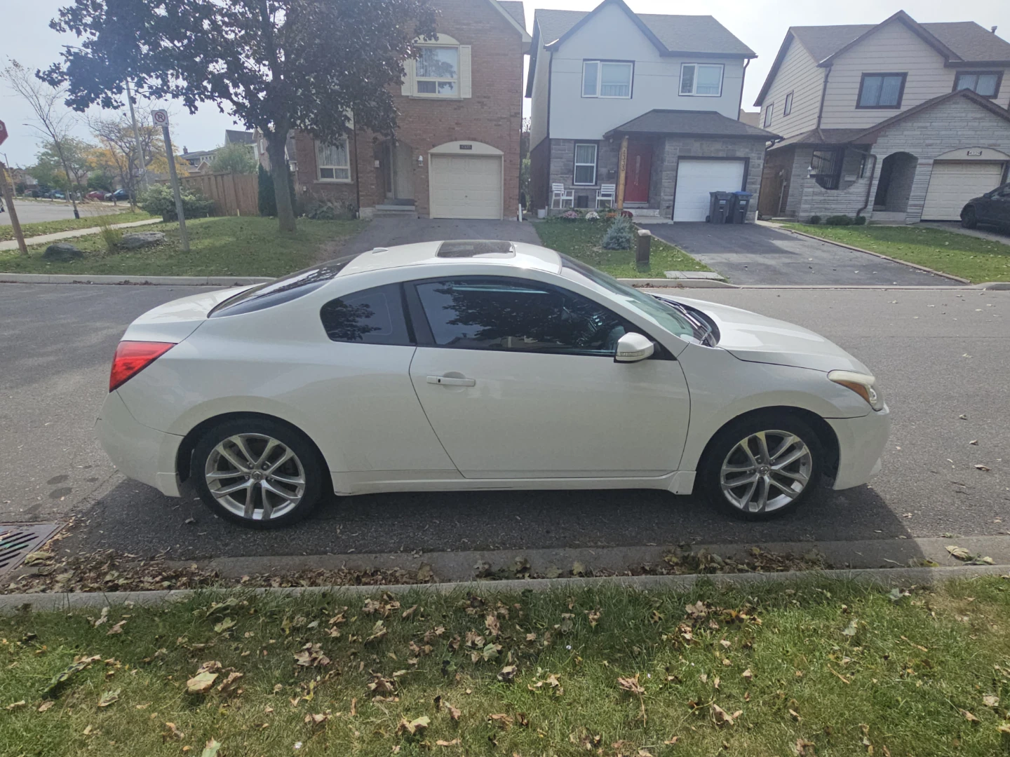White Nissan Altima Coupe - photo 5
