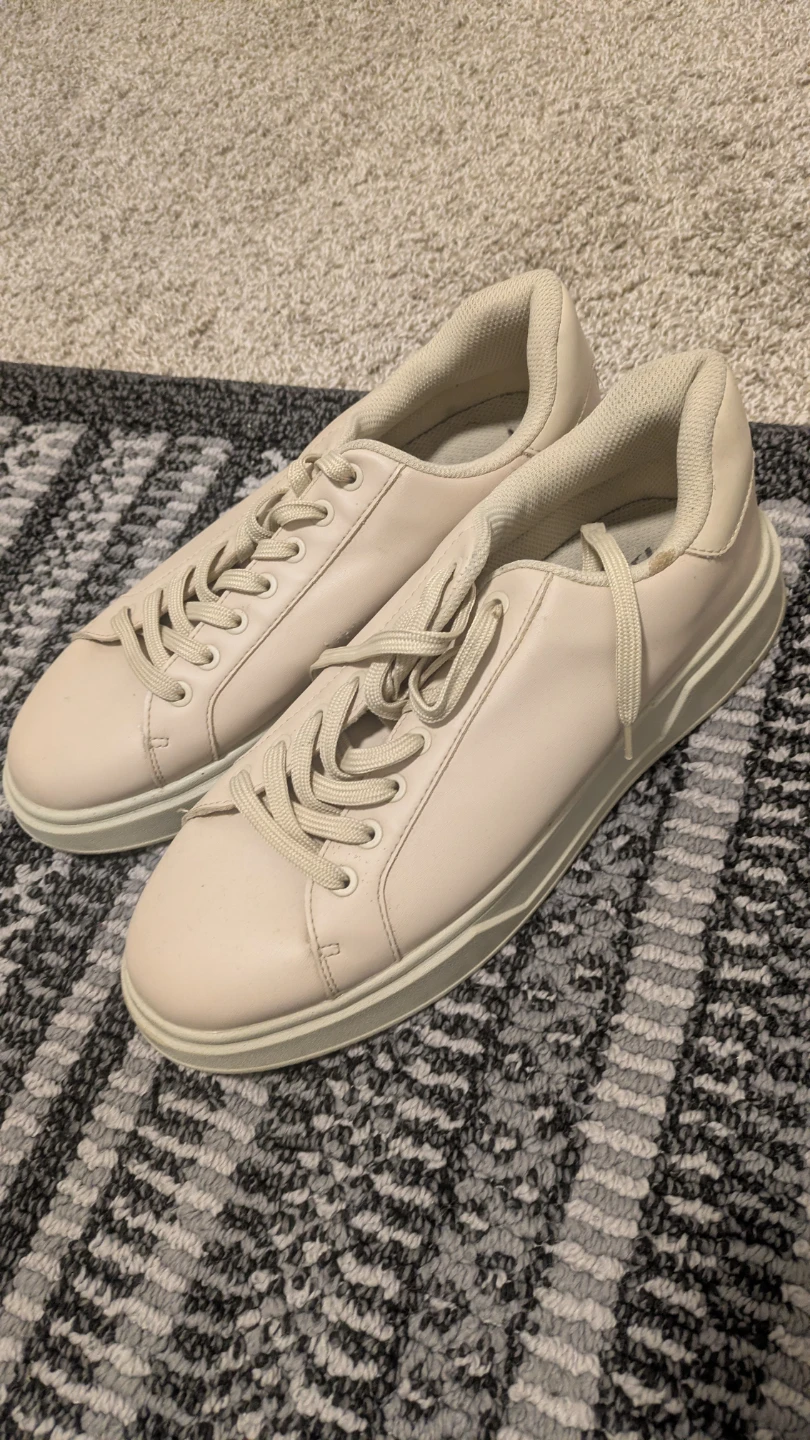 Cream low-top Zara sneakers