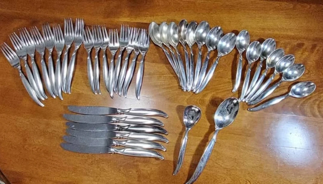 1847 Rogers Bros Flair Silverware Set 39 pcs