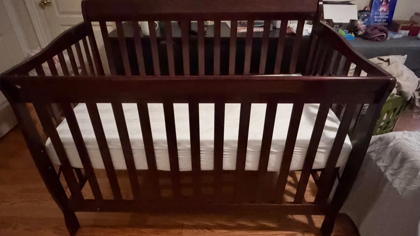 Dark wood baby crib with mattress (rarely used) - photo 2
