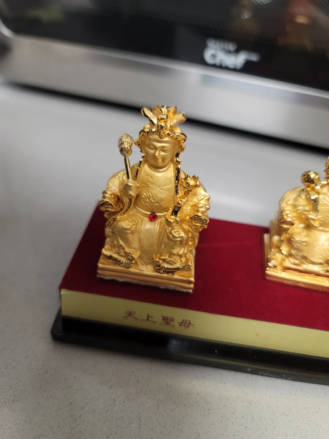 Gold-tone Mazu figurine set - photo 3