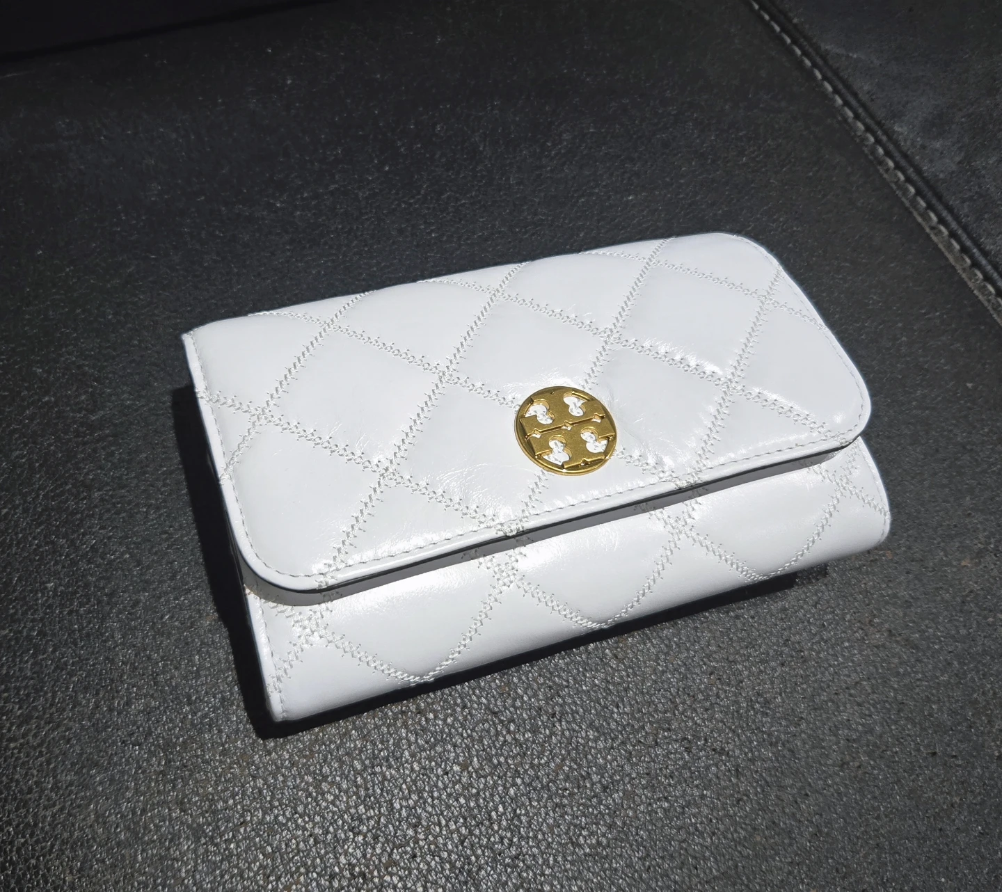 Authenticated Tory Burch Willa Glazed Chain Wallet - photo 5