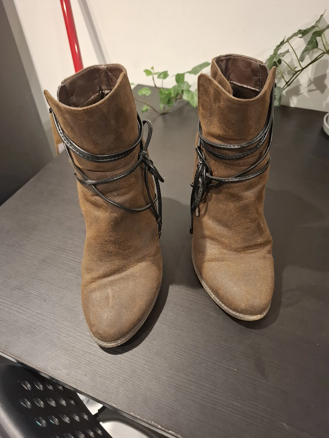 Brown suede ankle boots - photo 2