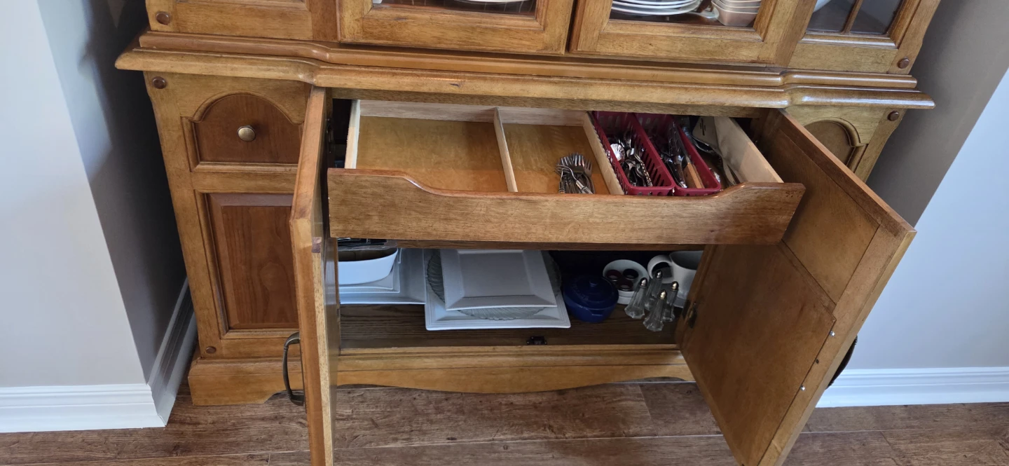 Solid wood buffet and hutch - photo 4
