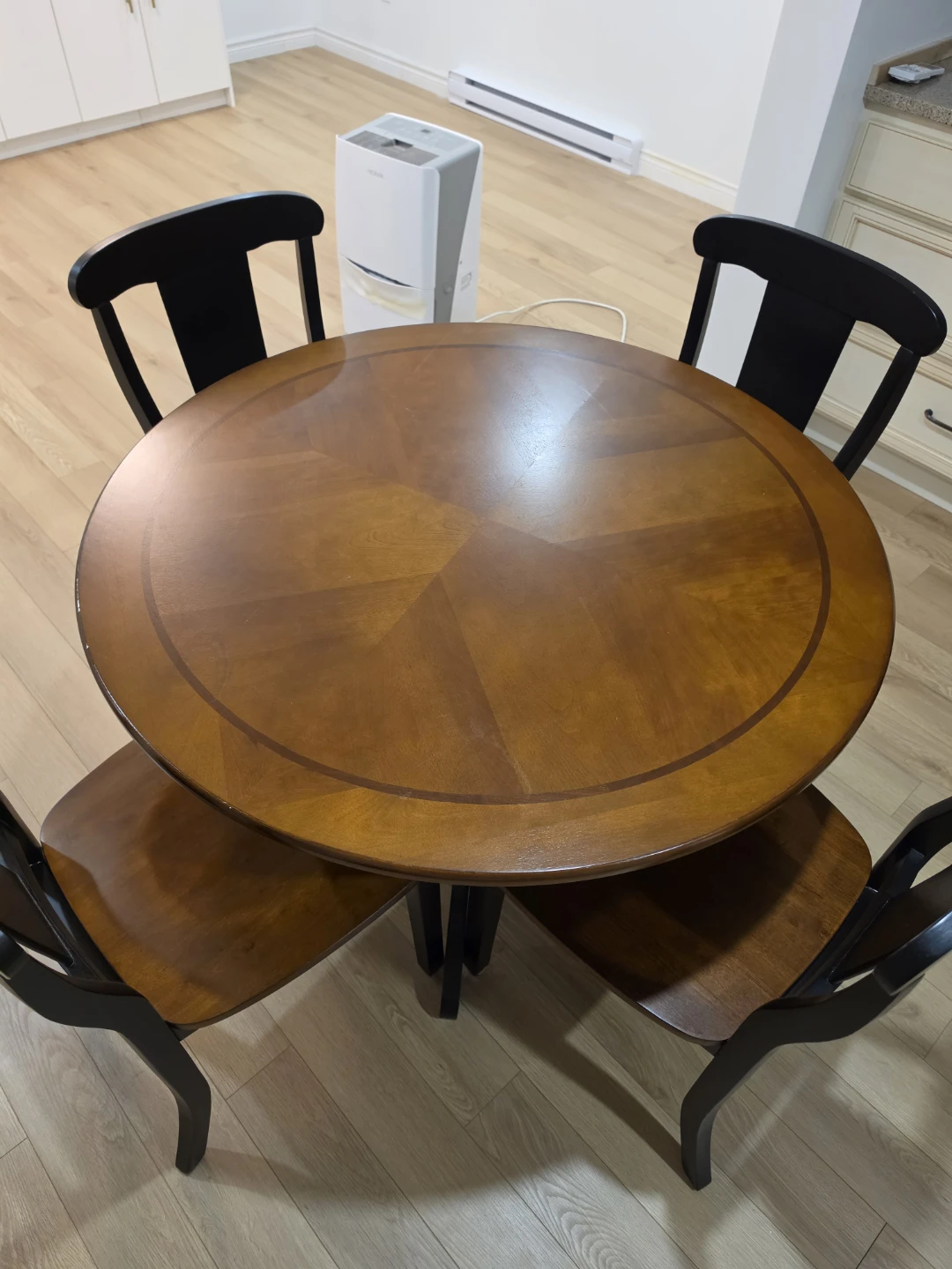 Round Wood Dining Table with 4 chairs, 42" Round