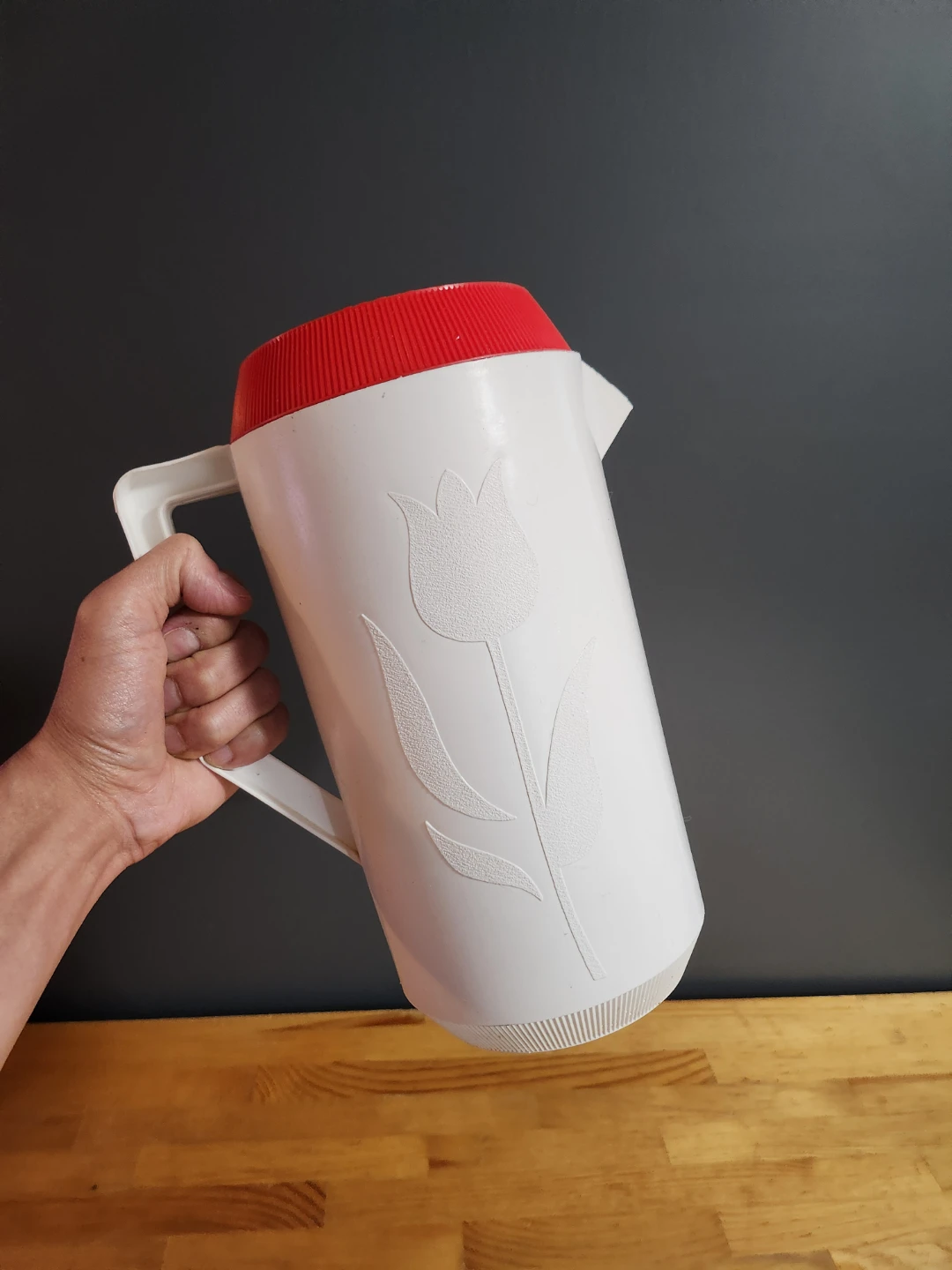 Tulip Pitcher with Red Lid Plastic - photo 4