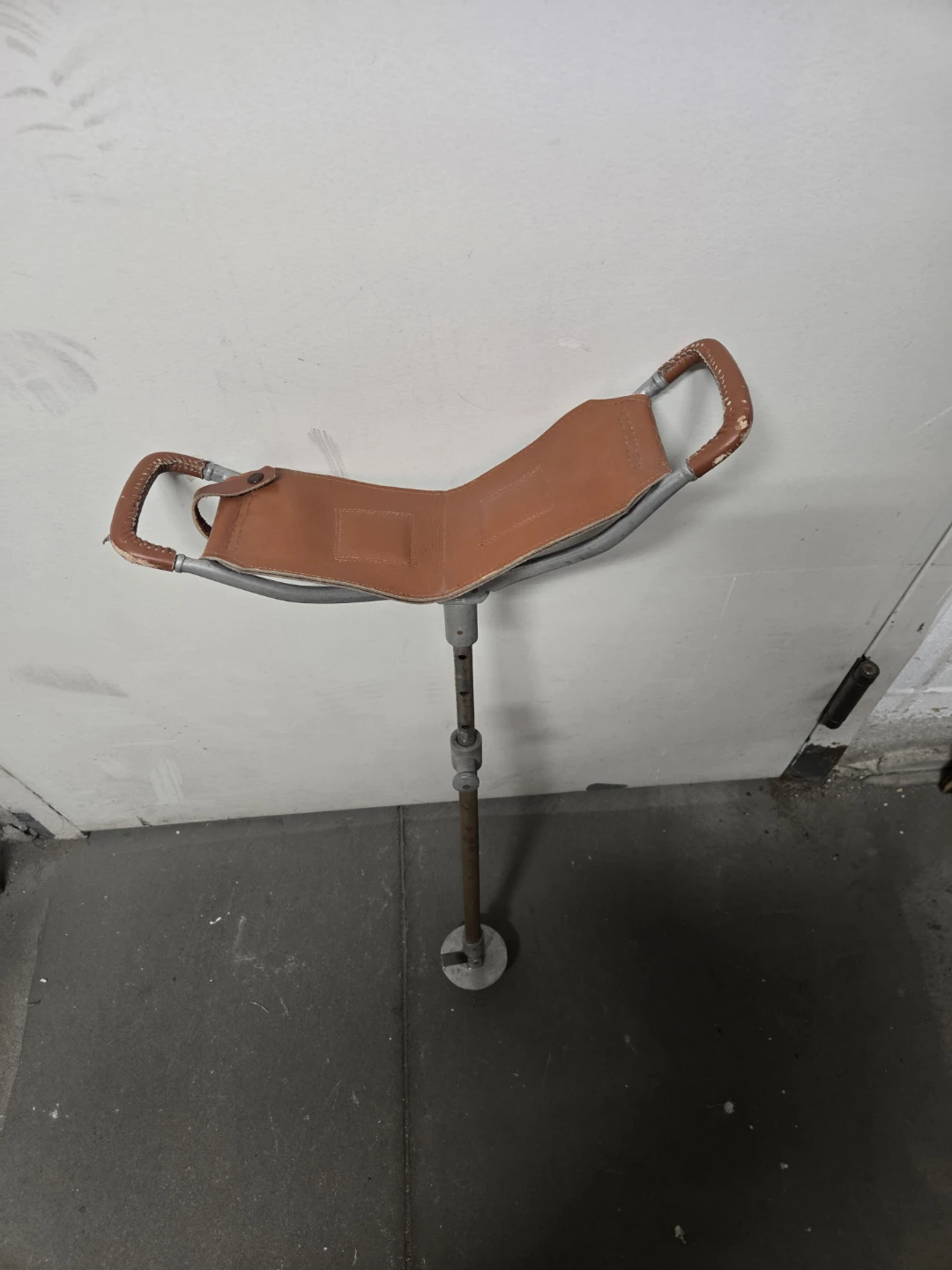 VINTAGE GAMEBIRD SHOOTING/WALKING STICK WITH BROWN LEATHER SEAT