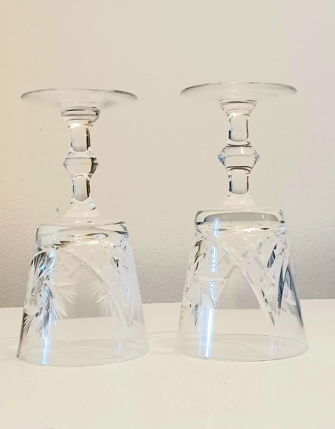 Pair of Ajka Pinwheel Crystal Wine Glasses - photo 3
