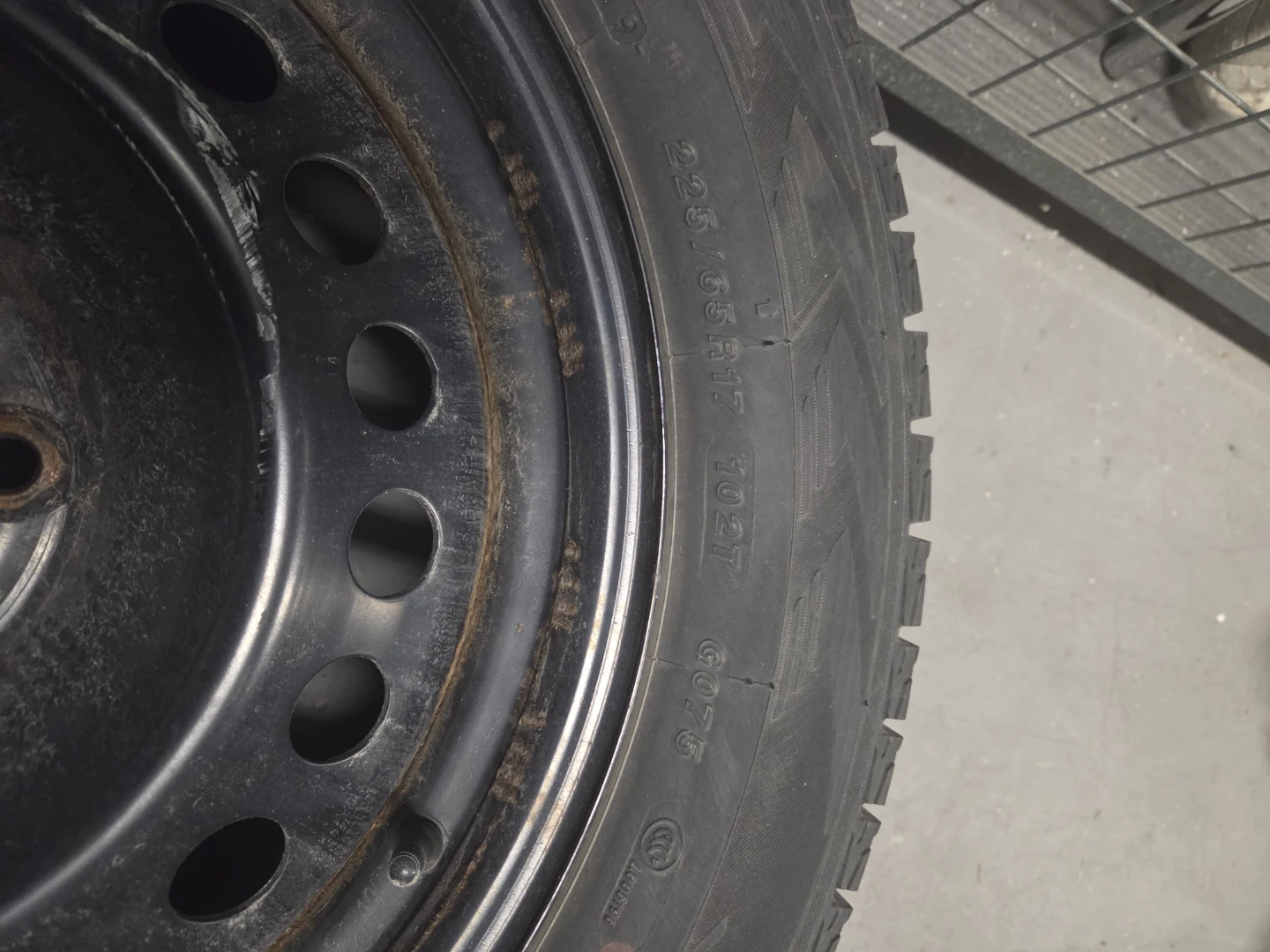(4) Yokohama iceGUARD G075 Tire 225/65R17 - photo 5