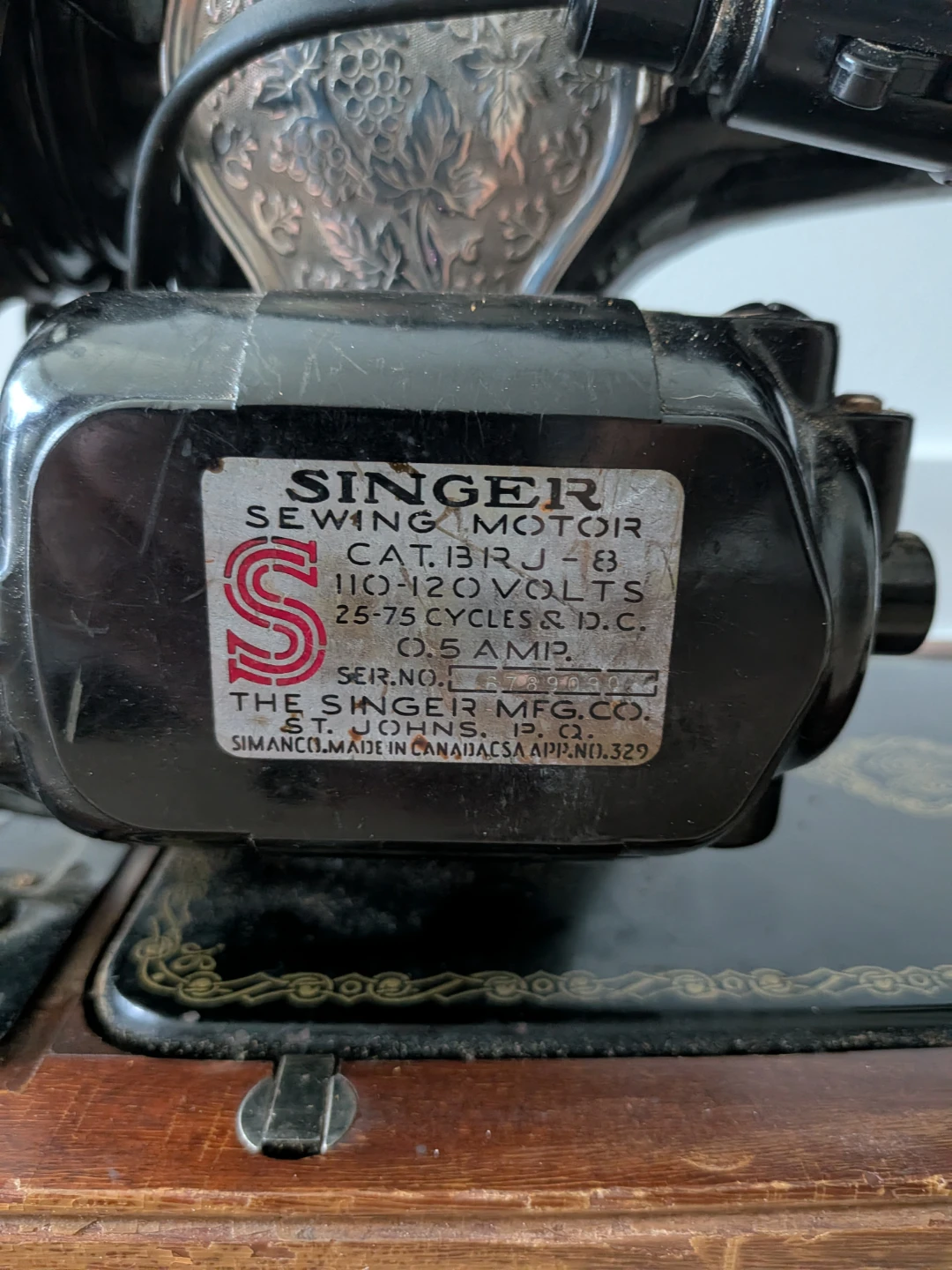 Vintage Singer Sewing Machine - photo 3