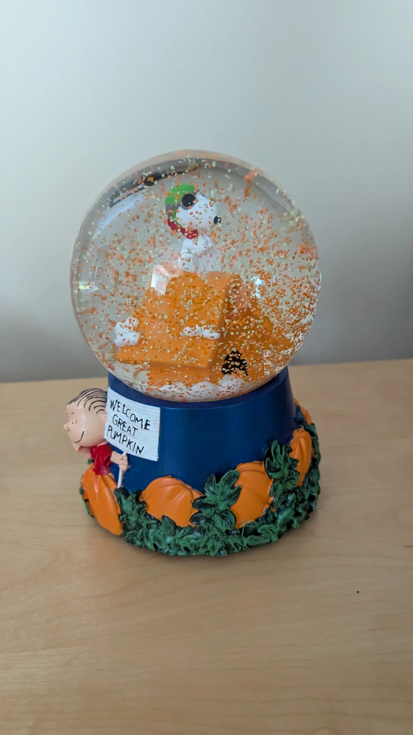 Peanuts Snoopy Great Pumpkin Snow Globe with music new