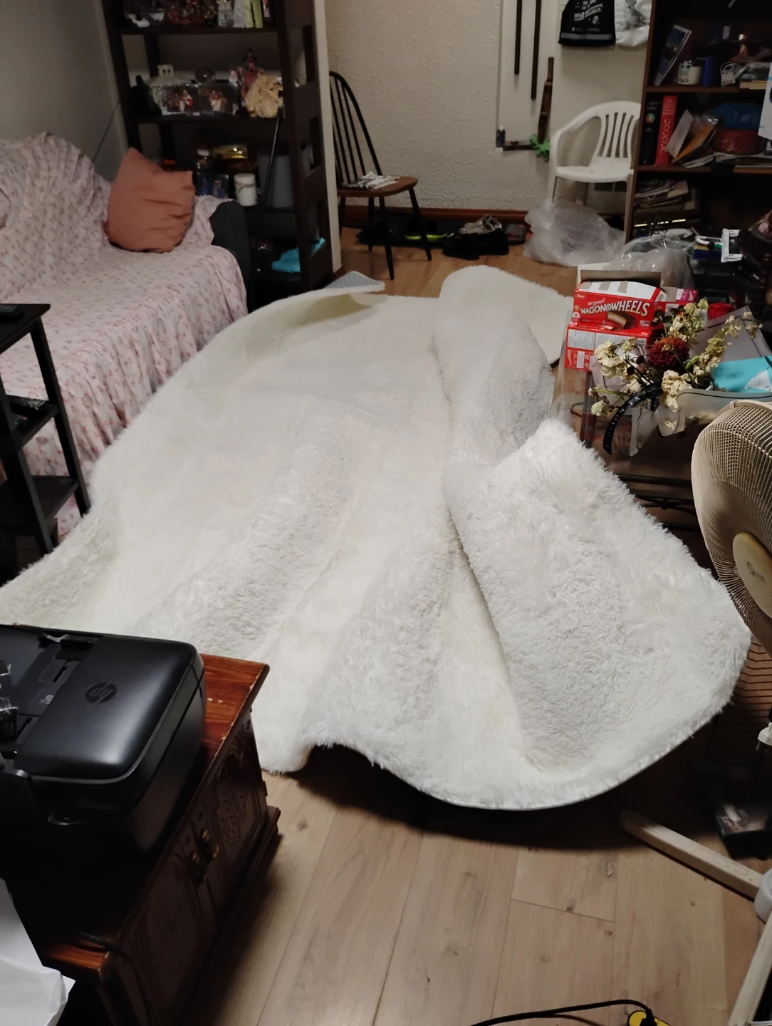 White faux fur area rug - photo 2